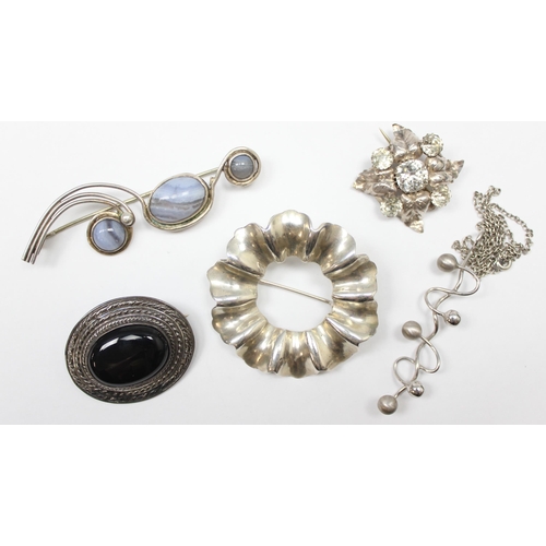 1129 - Qty of assorted silver jewellery to inc 4 silver brooches and a retro style silver necklace and pend... 