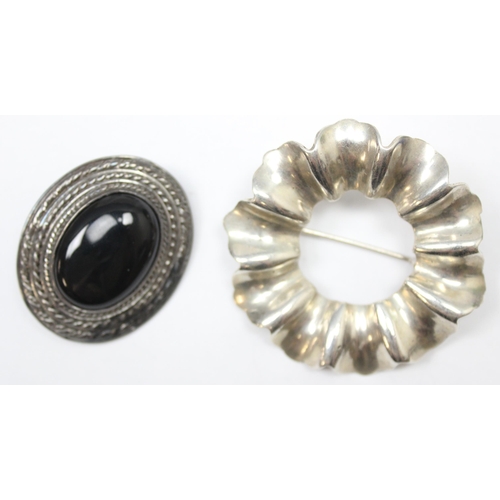 1129 - Qty of assorted silver jewellery to inc 4 silver brooches and a retro style silver necklace and pend... 