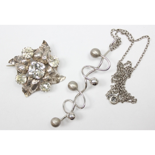 1129 - Qty of assorted silver jewellery to inc 4 silver brooches and a retro style silver necklace and pend... 