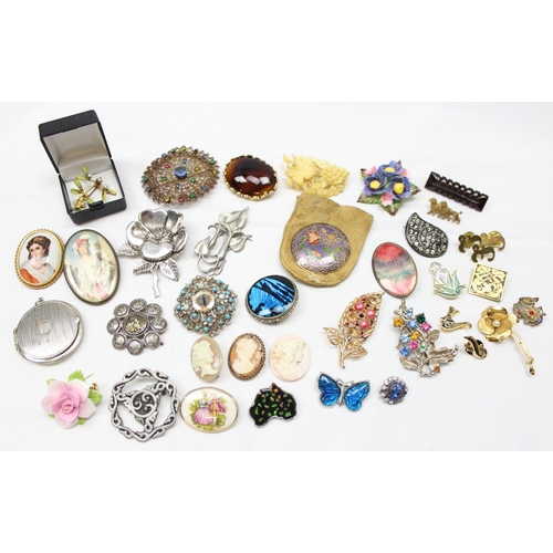 1131 - A large qty of assorted vintage brooches and pendants etc