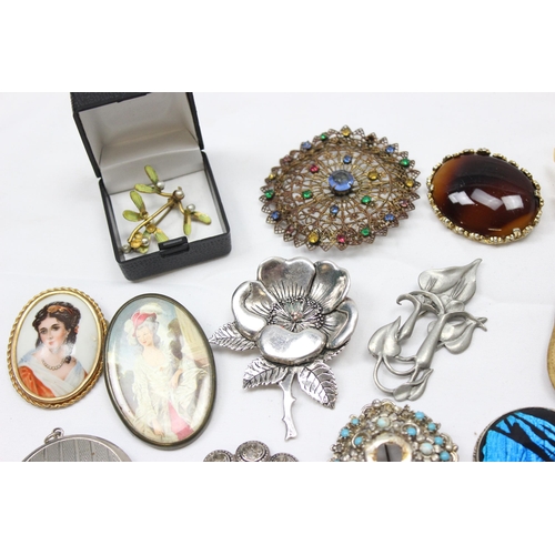 1131 - A large qty of assorted vintage brooches and pendants etc