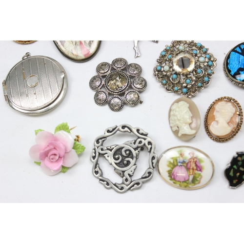 1131 - A large qty of assorted vintage brooches and pendants etc