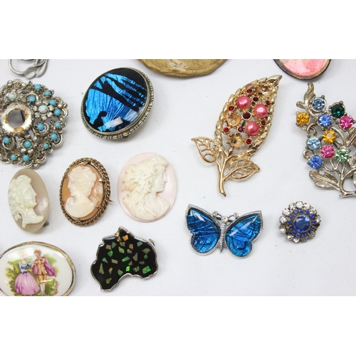 1131 - A large qty of assorted vintage brooches and pendants etc