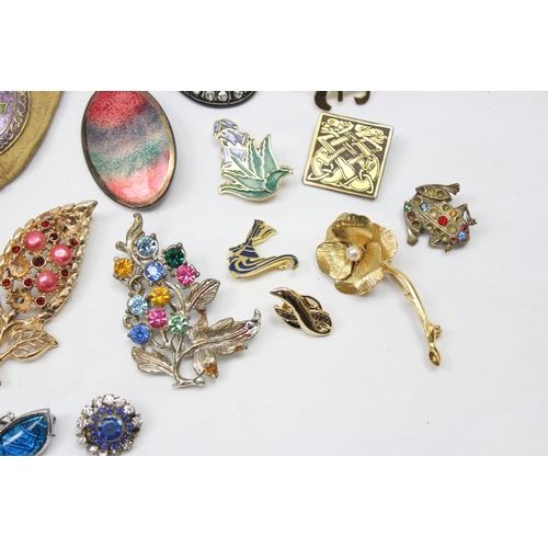 1131 - A large qty of assorted vintage brooches and pendants etc