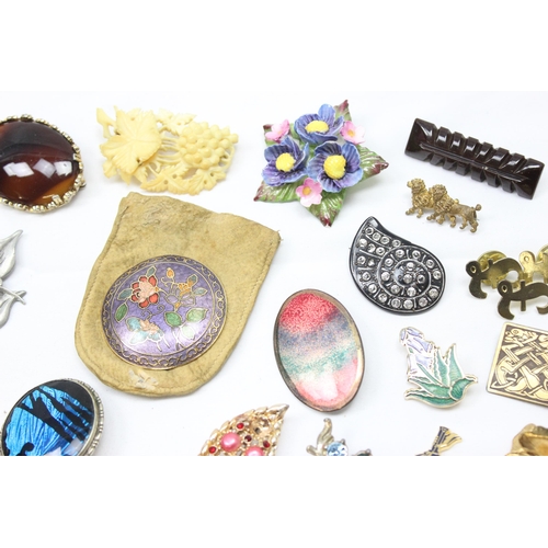 1131 - A large qty of assorted vintage brooches and pendants etc