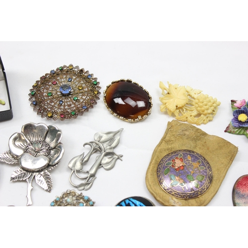 1131 - A large qty of assorted vintage brooches and pendants etc