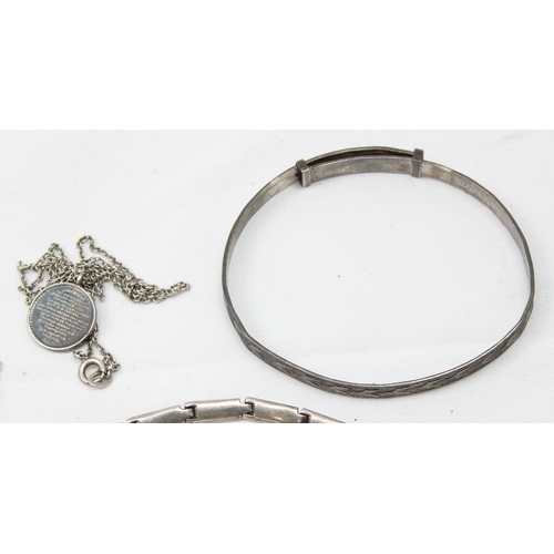 1142 - A large qty of assorted silver jewellery to inc a number of pendant necklaces, a 3d coin bracelet et... 