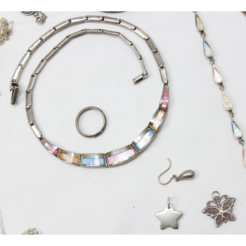 1142 - A large qty of assorted silver jewellery to inc a number of pendant necklaces, a 3d coin bracelet et... 