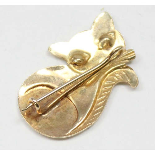 1148 - A vintage 9ct gold cat brooch with stone eyes, unmarked but XRF confirmed, approx 22mm wide, approx ... 