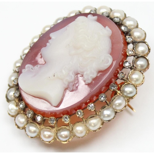 1152 - A superb quality hardstone cameo brooch mounted with pearls and diamonds in 18ct yellow gold, indist... 