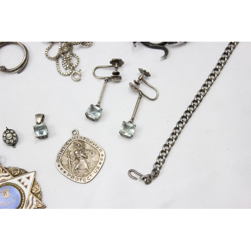 1158 - Qty of assorted silver jewellery and other odds to inc an unusual 830 silver watch strap with expand... 