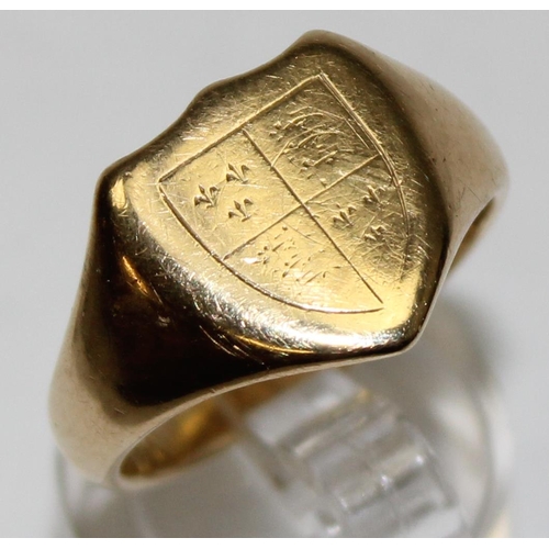 1173 - A vintage 9ct gold shield shaped signet ring, marked for Birmingham 1994 and XRF confirmed, approx s... 