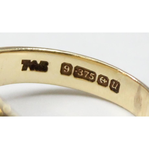 1173 - A vintage 9ct gold shield shaped signet ring, marked for Birmingham 1994 and XRF confirmed, approx s... 