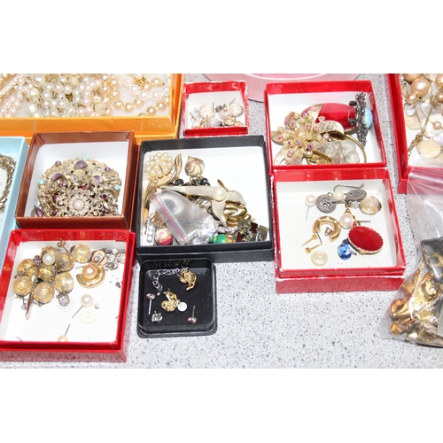 1120Z - A large qty of assorted costume jewellery to inc some boxed items and a number of vintage cat relate... 