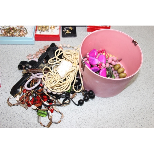 1120Z - A large qty of assorted costume jewellery to inc some boxed items and a number of vintage cat relate... 