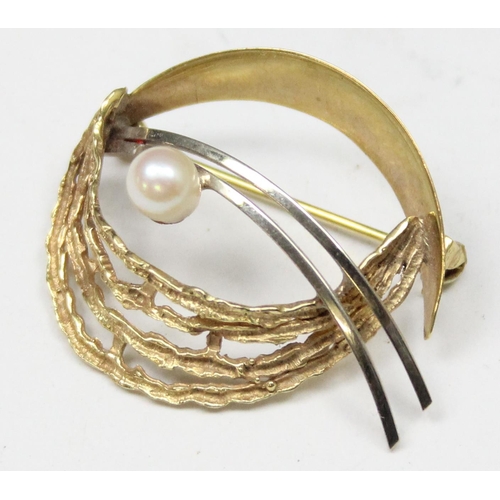 1120S - A retro 8ct (.333) yellow and white gold pearl set brooch, likely German in origin, marked 333 and X... 