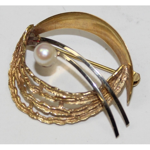 1120S - A retro 8ct (.333) yellow and white gold pearl set brooch, likely German in origin, marked 333 and X... 