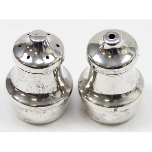 1066 - A pair of small silver salt and pepper pots, Birmingham 1987 by Broadway & Co, each approx 37mm tall