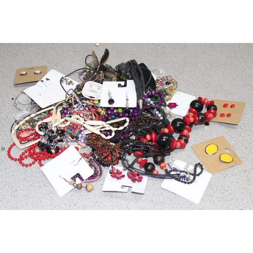 1104 - Qty of assorted mixed costume jewellery, approx 1.6kg gross