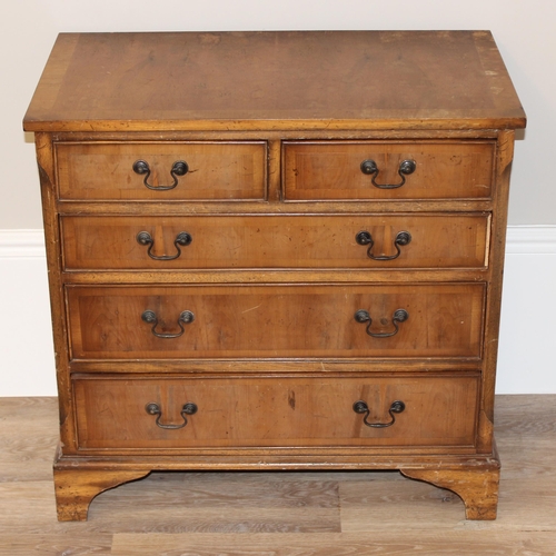 63 - A George III style 2 over 3 chest of drawers with brass drop handles, approx 75cm wide x 43cm deep x... 