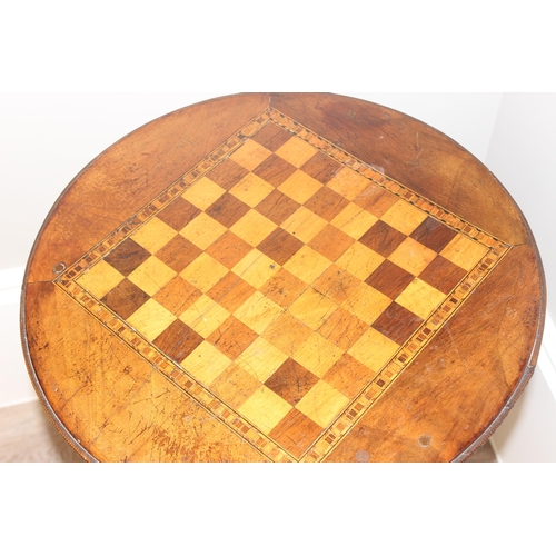 90 - A 19th century tripod chess table or fortune tellers table with inlaid chess board top and bobbin tu... 