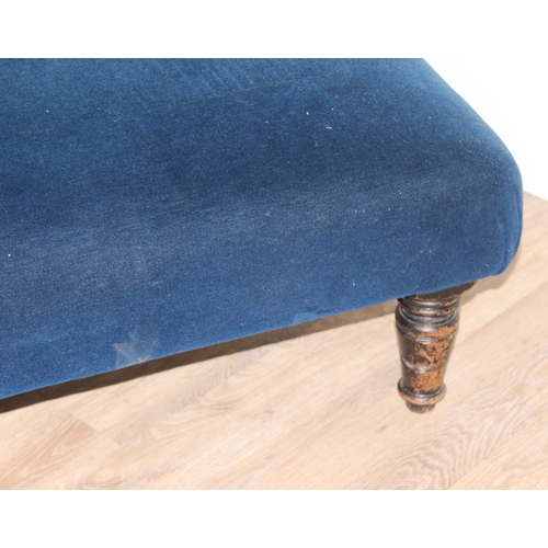 35 - An antique button back chaise longue with navy blue velvet upholstery and wooden legs, approx 165cm ... 