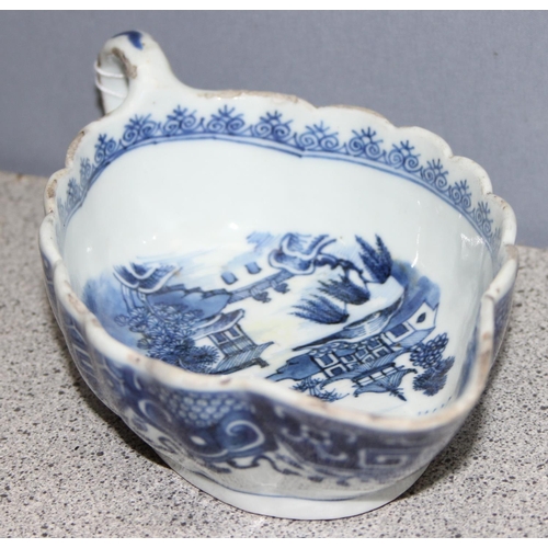 1765 - An antique Chinese blue and white gravy boat of ribbed form, likely 19th century, approx 20cm long