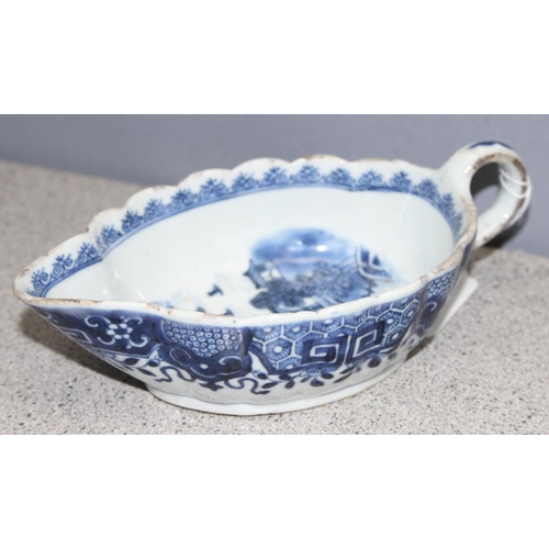 1765 - An antique Chinese blue and white gravy boat of ribbed form, likely 19th century, approx 20cm long