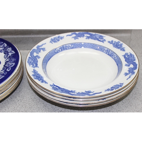 1766 - Qty of blue and white china to incl Willow pattern, with plates, cups, vases etc