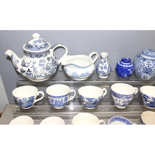 1766 - Qty of blue and white china to incl Willow pattern, with plates, cups, vases etc