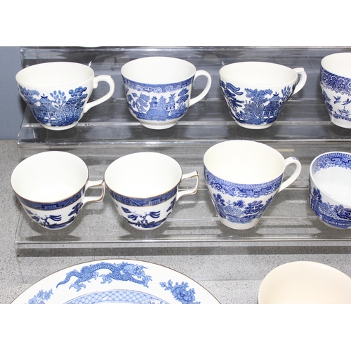 1766 - Qty of blue and white china to incl Willow pattern, with plates, cups, vases etc