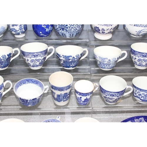 1766 - Qty of blue and white china to incl Willow pattern, with plates, cups, vases etc