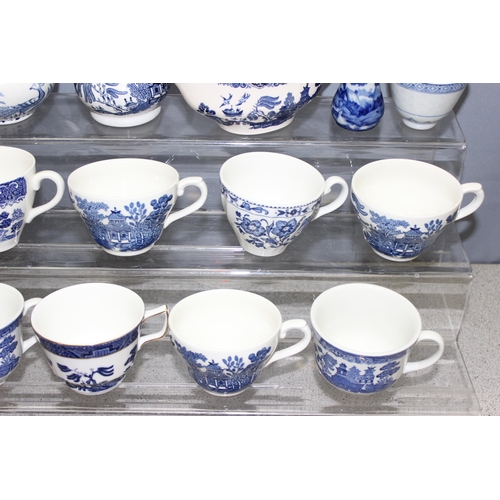 1766 - Qty of blue and white china to incl Willow pattern, with plates, cups, vases etc