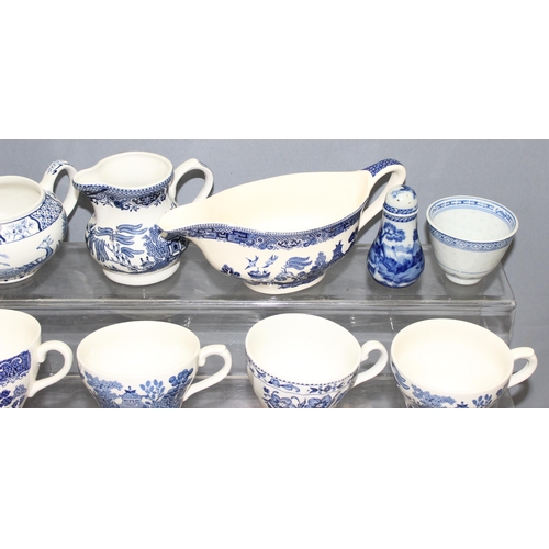 1766 - Qty of blue and white china to incl Willow pattern, with plates, cups, vases etc