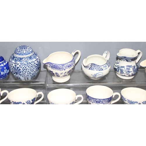 1766 - Qty of blue and white china to incl Willow pattern, with plates, cups, vases etc