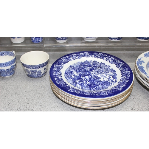 1766 - Qty of blue and white china to incl Willow pattern, with plates, cups, vases etc