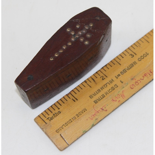 1413 - A rare WW2 period treen, small, coffin shaped snuff box with the cross of Loraine embedded with smal... 