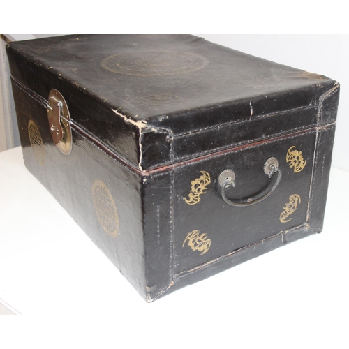 318 - Lacquered lidded-trunk with handles of Oriental design, approx 58cm x 35cm x 29cm