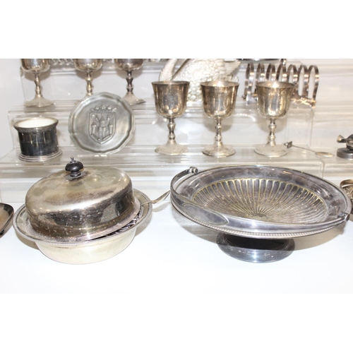 1006 - Large qty of silver-plated and other metalware items to incl cutlery, candelabra, tankards etc 18kg