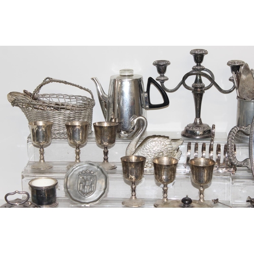 1006 - Large qty of silver-plated and other metalware items to incl cutlery, candelabra, tankards etc 18kg