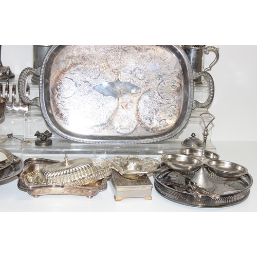 1006 - Large qty of silver-plated and other metalware items to incl cutlery, candelabra, tankards etc 18kg