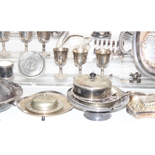 1006 - Large qty of silver-plated and other metalware items to incl cutlery, candelabra, tankards etc 18kg