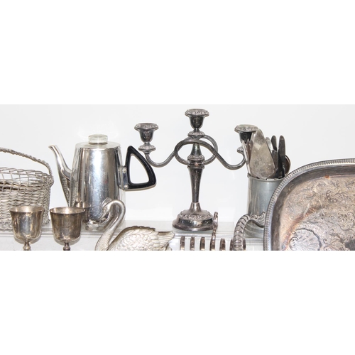 1006 - Large qty of silver-plated and other metalware items to incl cutlery, candelabra, tankards etc 18kg