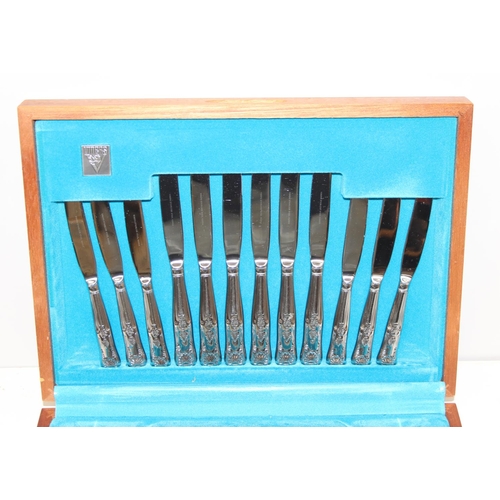 1010 - A vintage Viners canteen of cutlery in wooden box, King's pattern