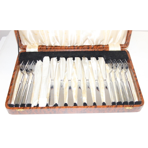 1011 - Qty of flatware, mostly silver-plated to incl 2 hallmarked Scottish silver spoons and a boxed set of... 