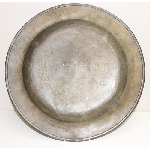 1020 - 2 large antique pewter chargers, likely 18th century, approx 4.8kg, 46cm diam