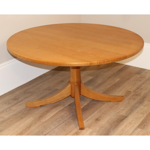 154 - A superb quality modern hardwood circular dining table on splayed feet, unknown wood, possibly ash, ... 