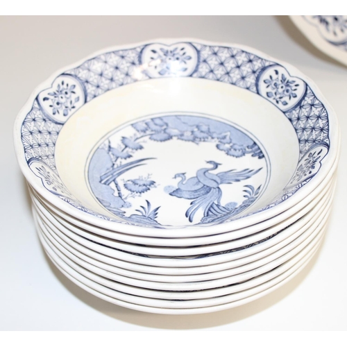 1723 - Qty of Old Chelsea pattern blue and white dinnerware items to incl dinner plates, side plates, bowls... 