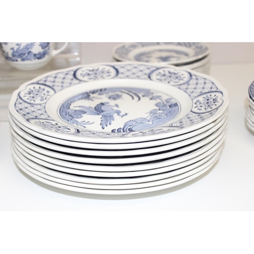 1723 - Qty of Old Chelsea pattern blue and white dinnerware items to incl dinner plates, side plates, bowls... 