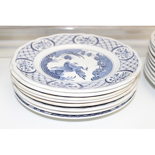 1723 - Qty of Old Chelsea pattern blue and white dinnerware items to incl dinner plates, side plates, bowls... 